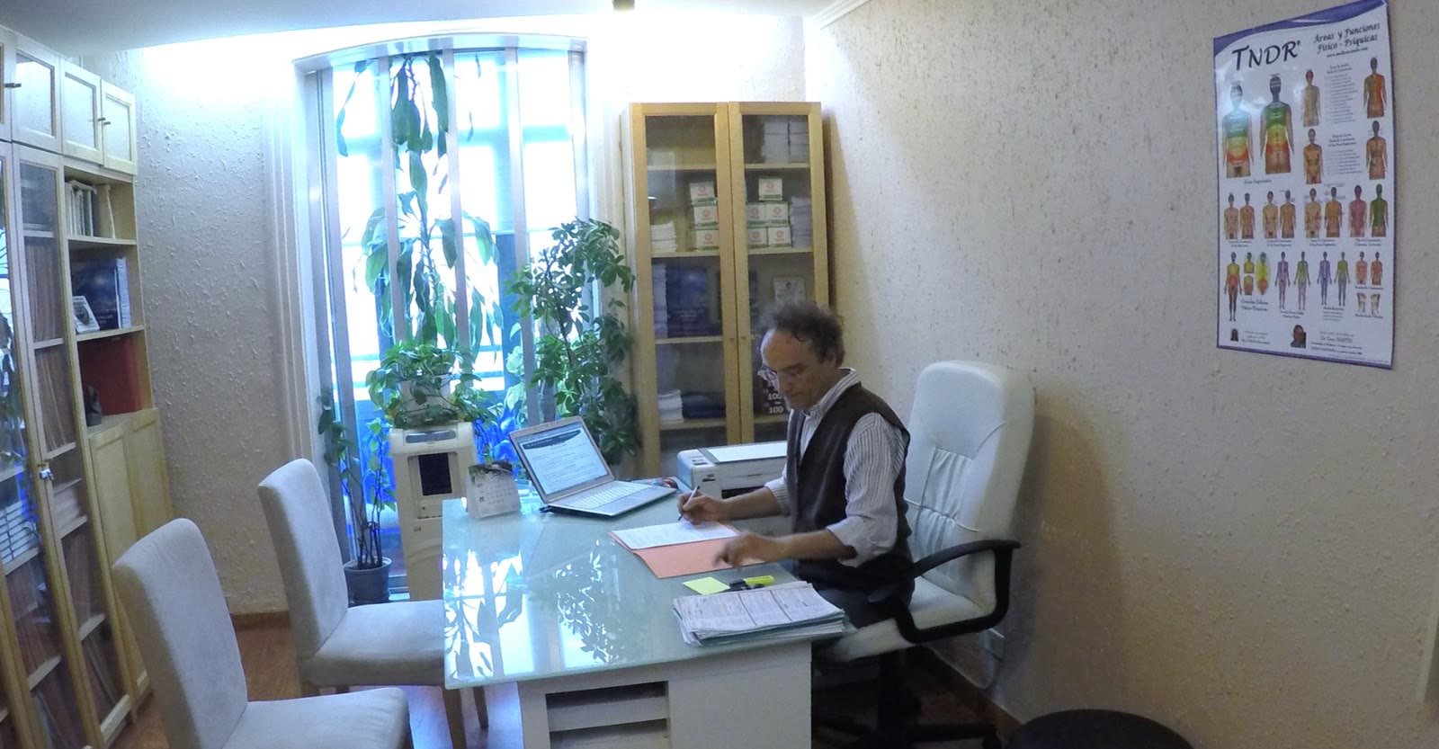 Dr. Cayo Martín en consulta preparando una Valoración Sindrómica TNDR